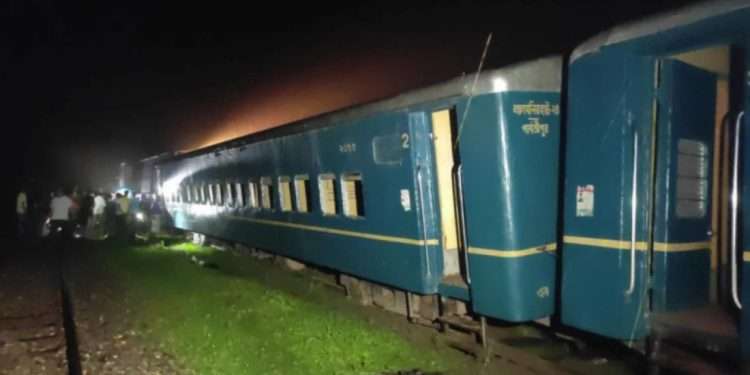 বগুড়ায় ট্রেন লাইনচ্যুত, ৫ জেলার সঙ্গে ঢাকার রেল যোগাযোগ বন্ধ