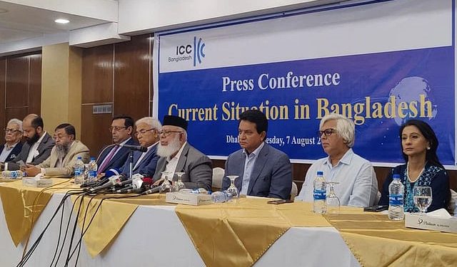 দেশের বর্তমান পরিস্থিতি নিয়ে সংবাদ সম্মেলনে বক্তব্য দিচ্ছেন আইসিসিবির সভাপতি মাহবুবুর রহমান (ডান থেকে চতুর্থ)। আজ বুধবার রাজধানীর বনানীর একটি হোটেলে