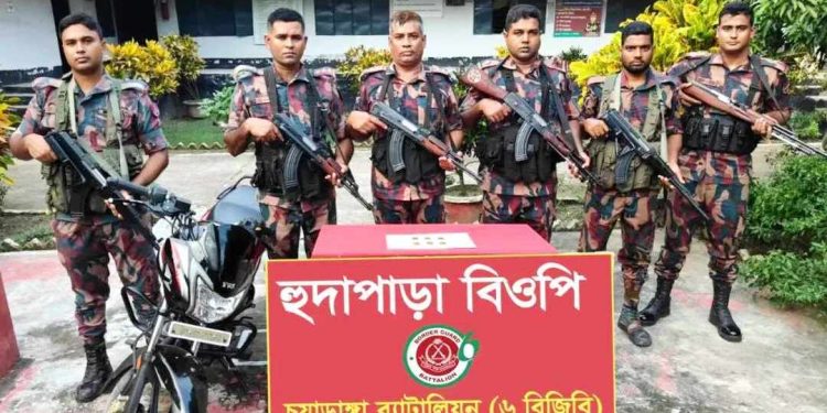 দামুড়হুদায় বিজিবির হাতে ৬টি স্বর্ণের বারসহ মটরসাইকেল উদ্ধার