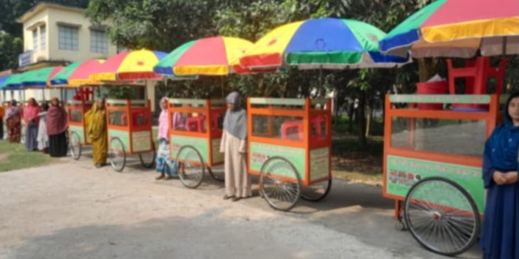 চুয়াডাঙ্গায় ৮নারী ফেরিওয়ালাকে খাবার গাড়ি প্রদান