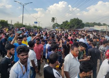 গাজীপুরে সড়ক অবরোধ করে শ্রমিকদের বিক্ষোভ