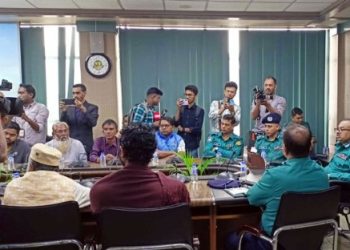 ডিএমপি কমিশনারের সঙ্গে বৈঠকে অটোরিকশাচালকরা