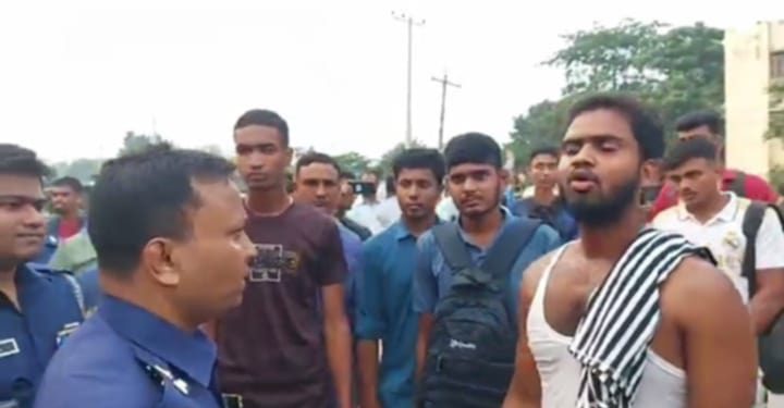 সাংবাদিকের ফোন কেড়ে নেন এসপি ও এএসপি- নাটোরে পুলিশ কনস্টেবল নিয়োগে অনিয়মের অভিযোগ