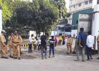 গাজীপুরে ছাঁটাই করা শ্রমিকদের নাম ব্ল্যাক লিস্টে, কর্মকর্তাদের সঙ্গে পাল্টাপাল্টি ধাওয়া