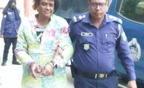 নাটোরে যুবলীগ নেতা ডাবলুকে মারপিট করে পুলিশে সোপর্দ করছে ছাত্র-জনতা