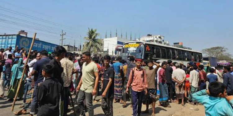 শ্রীপুরে অটোরিকশা চালককে হত্যার ঘটনায় মহাসড়ক অবরোধ চার ঘণ্টা পর যান চলাচল স্বাভাবিক