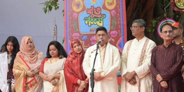 সেনাপ্রধানের ঢাকেশ্বরী মন্দির পরিদর্শন