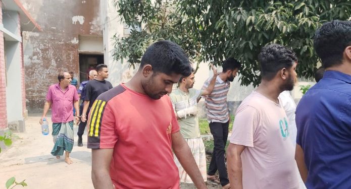 শ্রীপুরে ক্যাসিনোর আসরে অভিযানে গিয়ে পুলিশ অবরুদ্ধ, আটক ৭